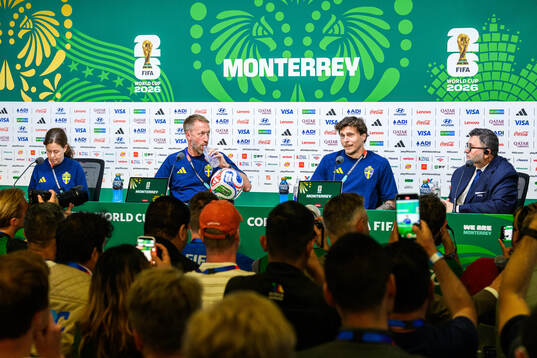 Head coach Graham Potter and Victor Nilsson Lindelöf of