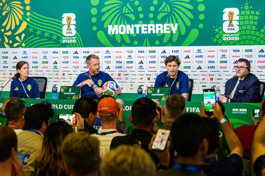 Head coach Graham Potter and Victor Nilsson Lindelöf of