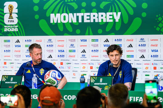 Head coach Graham Potter and Victor Nilsson Lindelöf of