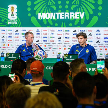 Head coach Graham Potter and Victor Nilsson Lindelöf of