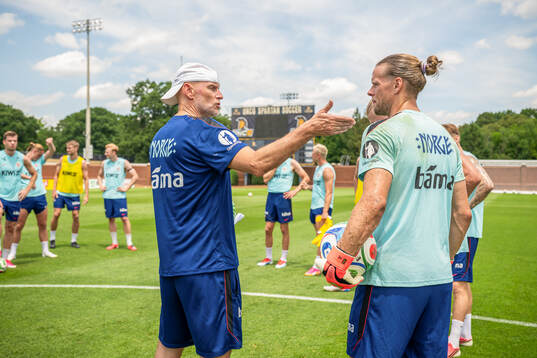 Head coach Ståle Solbakken and goalkeeper Ørjan Håskjold