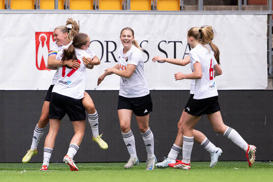 Enskedes Astrid Månsson jublar med lagkamraterna