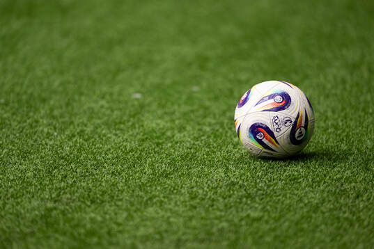 Matchboll på gräset