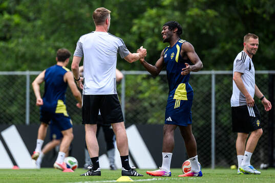 Head coach Graham Potter and Anthony Elanga of the Swedish