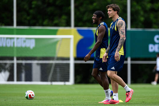 Anthony Elanga and Victor Nilsson Lindelöf of the Swedish