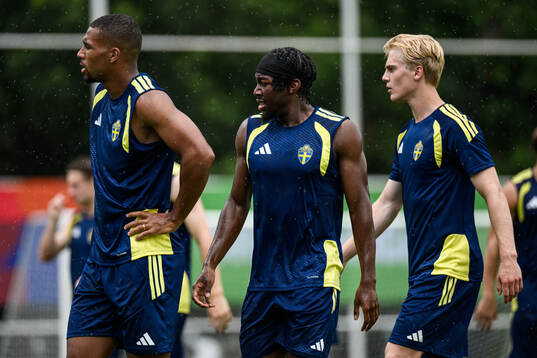 Isak Hien, Anthony Elanga and Lucas Bergvall  of the
