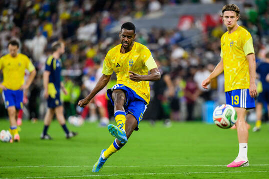 Alexander Isak and Mattias Svanberg of Sweden
