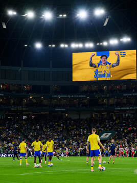 Victor Nilsson Lindelöf of Sweden is presented