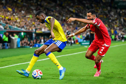 Alexander Isak of Sweden and Ali Abdi of Tunisia