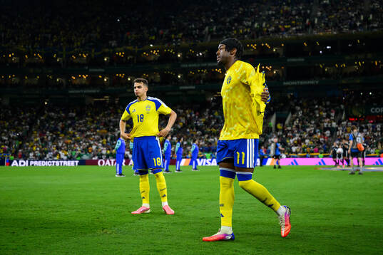 Yasin Ayari and Anthony Elanga of Sweden