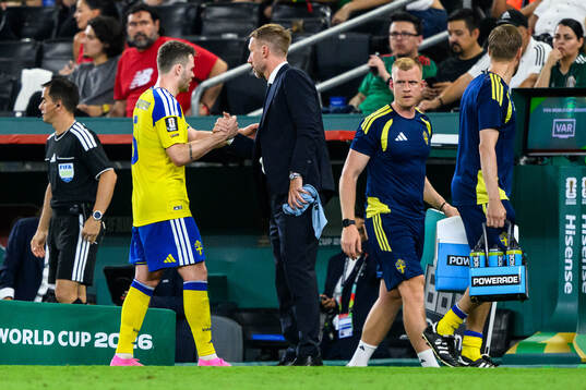 Gabriel Gudmundsson and Head coach Graham Potter of Sweden