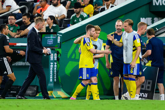 Head coach Graham Potter, Gabriel Gudmundsson, Daniel