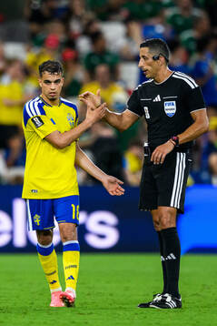 Yasin Ayari of Sweden and Referee Yael Falcon Perez