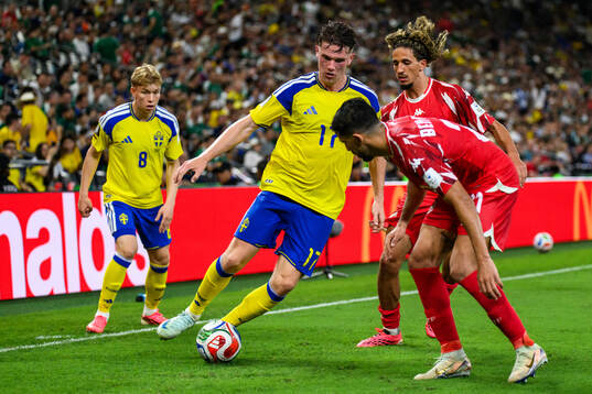 Daniel Svensson and Viktor Gyökeres of Sweden against