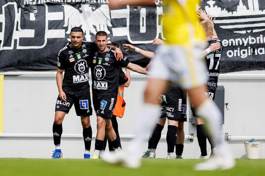 Örebros Ahmed Yasin jublar med Giuseppe Bovalina