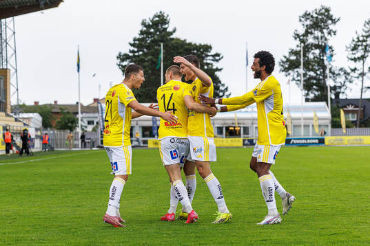 Falkenbergs Lion Beqiri jublar