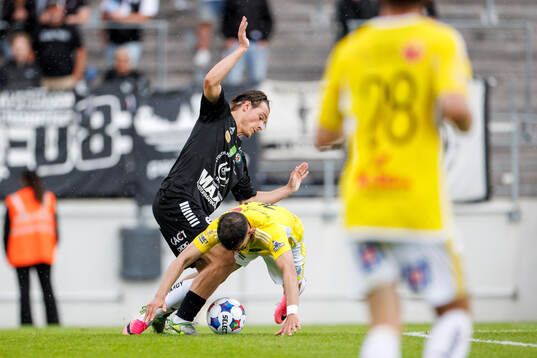 Örebros Samuel Wikman och Falkenbergs Elias Mohammad