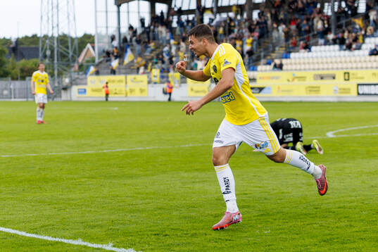 Falkenbergs Lion Beqiri jublar