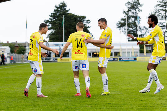 Falkenbergs Lion Beqiri jublar med laget