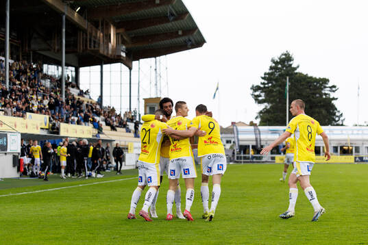 Falkenbergs Lion Beqiri jublar med laget