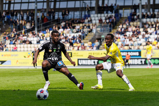 Örebros Manasse Kusu och Falkenbergs Wanbe Godwin Aguda