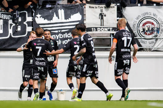 Örebros spelare jublar