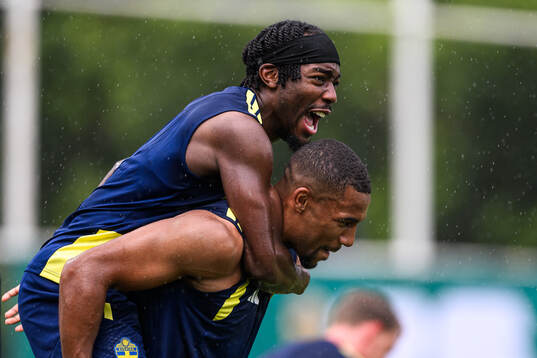Anthony Elanga and Isak Hien of the Swedish national