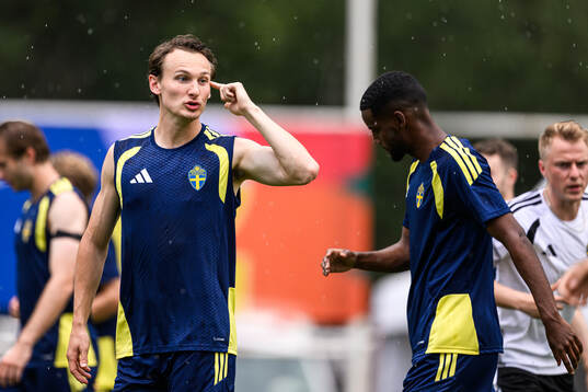 Hjalmar Ekdal and Alexander Isak of the Swedish national
