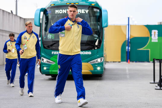 Viktor Gyökeres of Sweden arrives at Estadio Monterrey