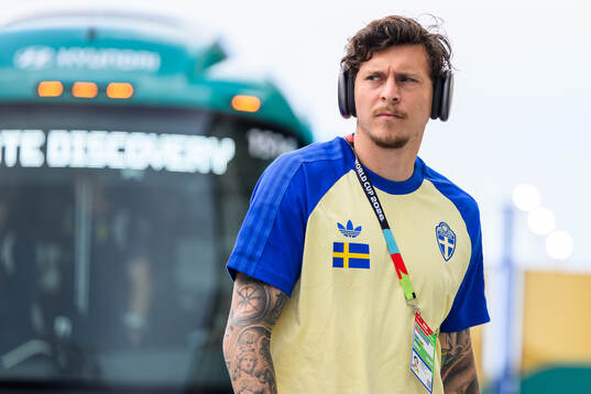 Victor Nilsson Lindelöf of Sweden arrives at Estadio