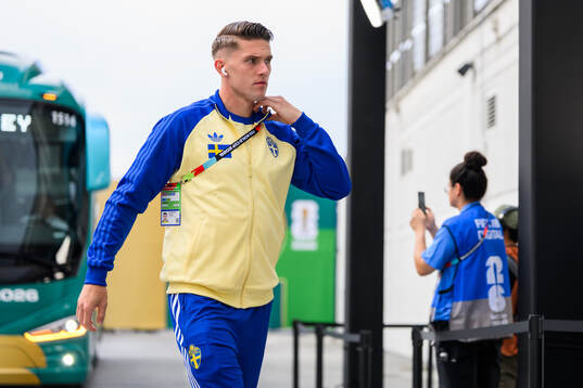 Viktor Gyökeres of Sweden arrives at Estadio Monterrey