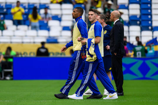 Isak Hien and Viktor Gyökeres of Sweden at Estadio