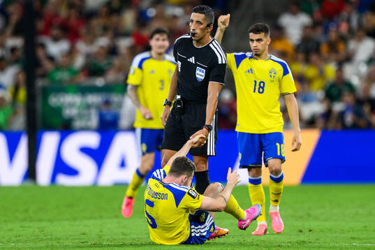 Referee Yael Falcon Perez and Gabriel Gudmundsson of Sweden