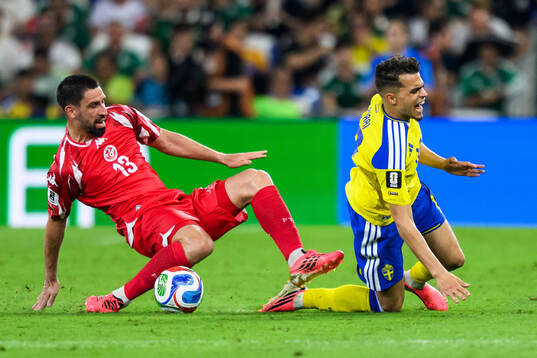 Rani Khedira of Tunisia and Yasin Ayari of Sweden