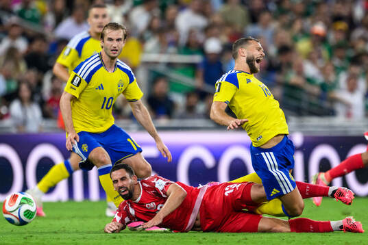 Rani Khedira of Tunisia and Jesper Karlström of Sweden