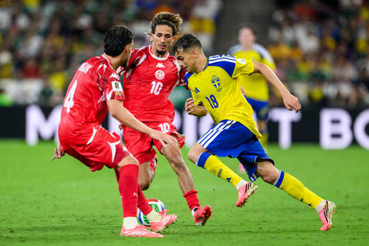 Yasin Ayari of Sweden and Hannibal Mejbri of Tunisia