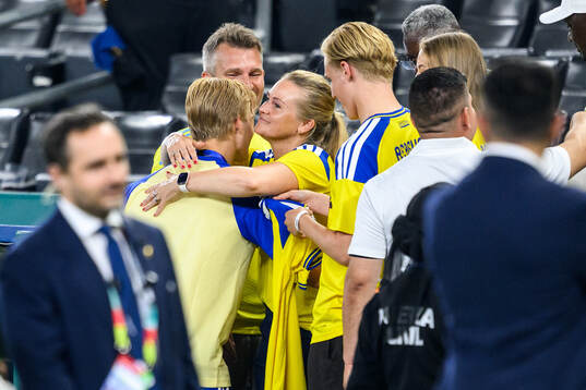 Lucas Bergvall of Sweden with his mother