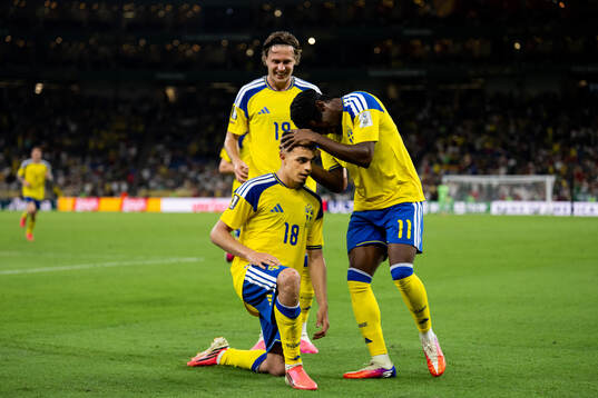 Yasin Ayari celebrate with Mattias Svanberg and Anthony