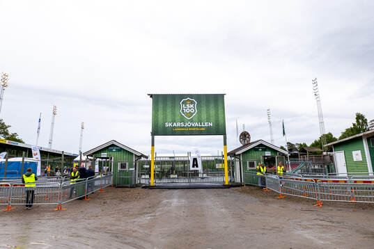 Vy över Skarsjövallens entre  innan fotbollsmatchen i
