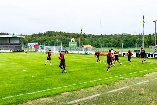 Östersunds spelare värmer upp innan fotbollsmatchen i
