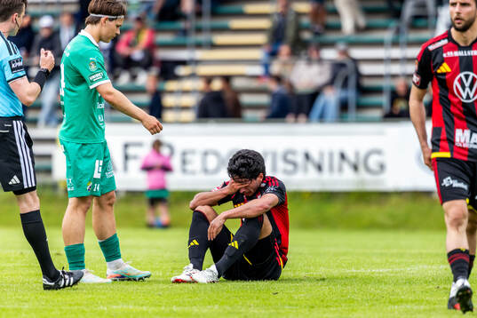 Östersunds Abdulla Abodi Qasem sittandes på planen