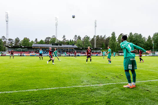 Ljungskiles Issaka Seidu kastar inkast