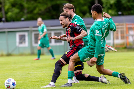 Östersunds Hugo Azzi och Ljungskiles Alex Rasheed