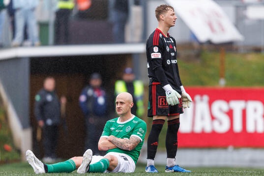 Brages Anton Lundin jublar och Sandvikens målvakt Otto