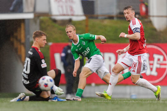 Sandvikens målvakt Otto Lindell och Brages Alex Mortensen