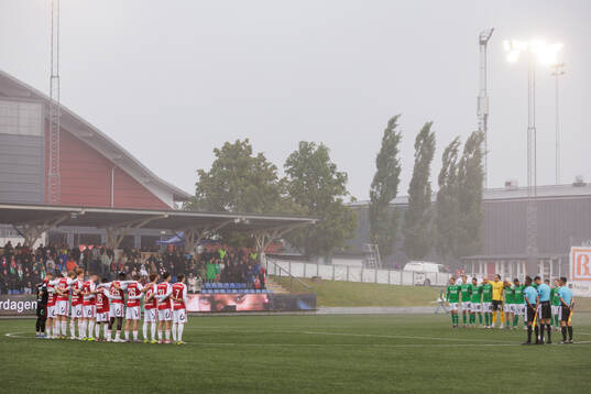 Sandviken och Brages spelare samlade för en tyst minut