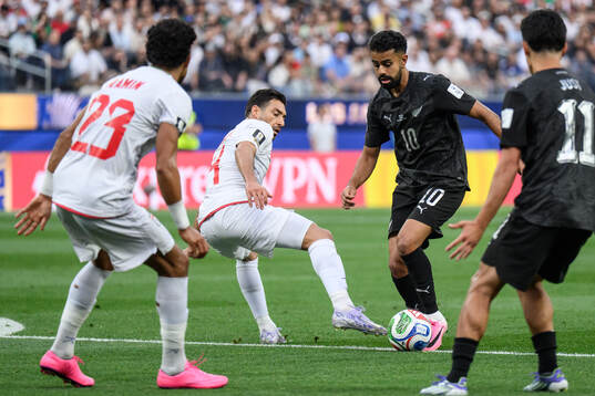 Shoja Khalilzadeh of Iran and Sarpreet Singh of New Zealand