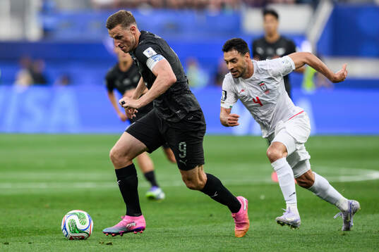 Chris Wood of New Zealand and Shoja Khalilzadeh of Iran