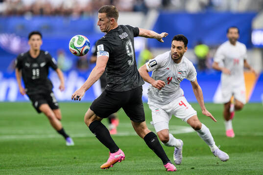 Chris Wood of New Zealand and Shoja Khalilzadeh of Iran