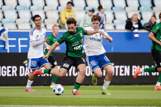 Varbergs Erion Sadiku och IFK Norrköpings Noel Sernelius